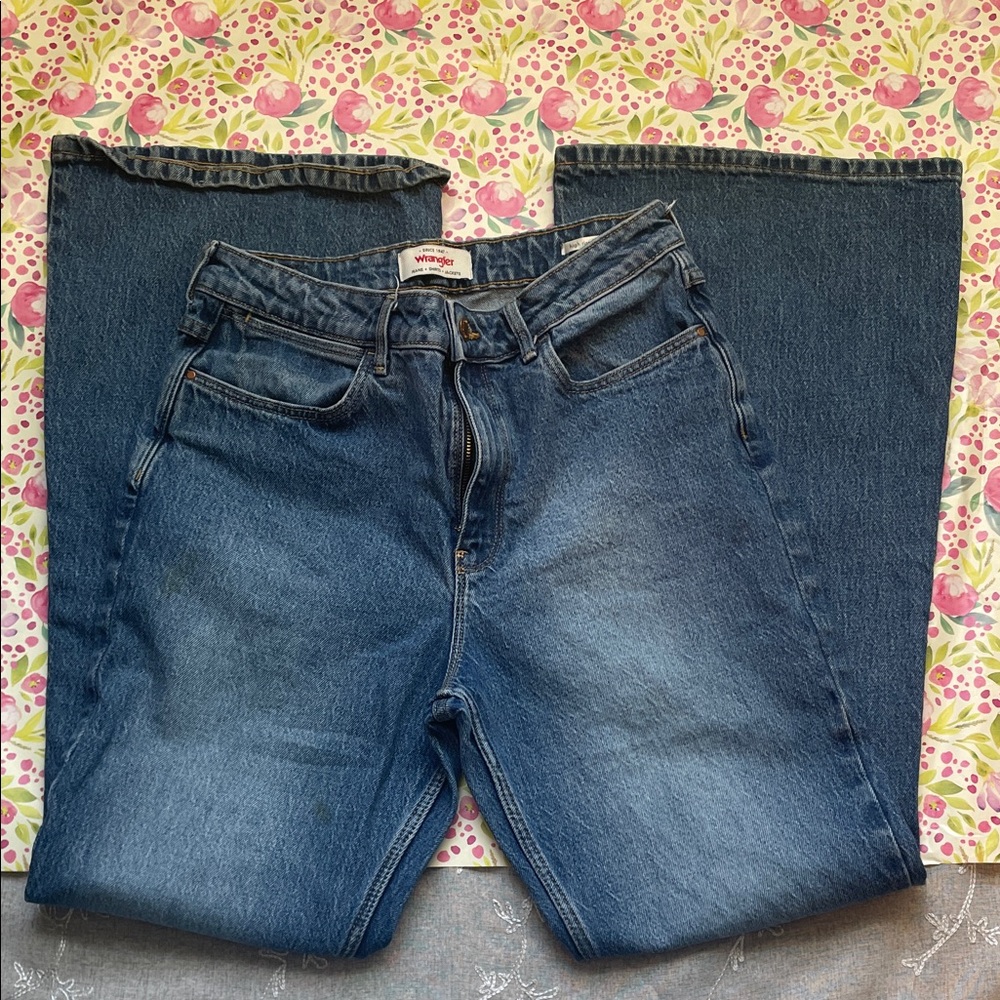 Woman’s Wrangler high rise, fare jeans